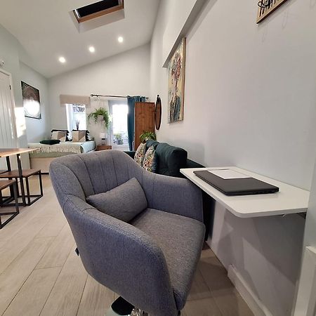 New, Stylish Studio Flat With Private Patio And Free On-Street Parking Check Out At 11Am ボーンマス エクステリア 写真