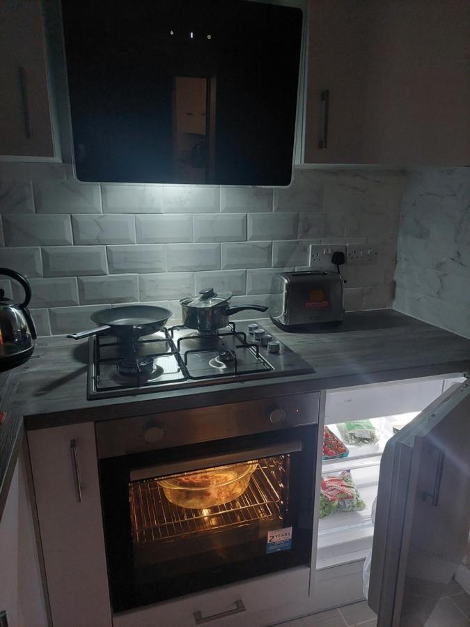 New, Stylish Studio Flat With Private Patio And Free On-Street Parking Check Out At 11Am ボーンマス エクステリア 写真