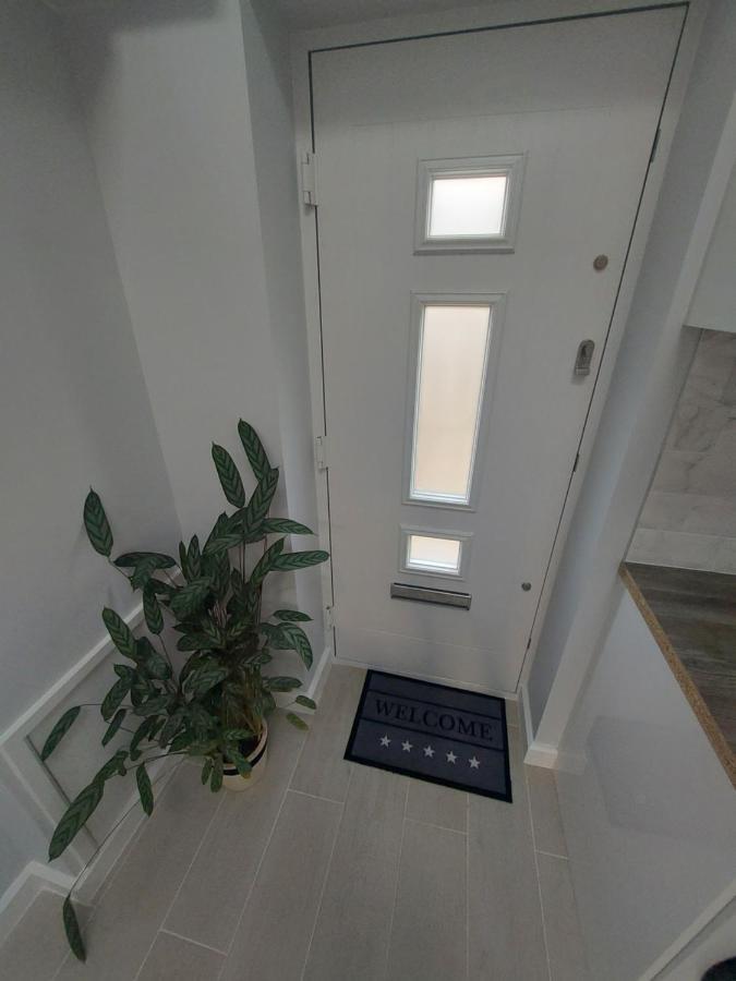 New, Stylish Studio Flat With Private Patio And Free On-Street Parking Check Out At 11Am ボーンマス エクステリア 写真