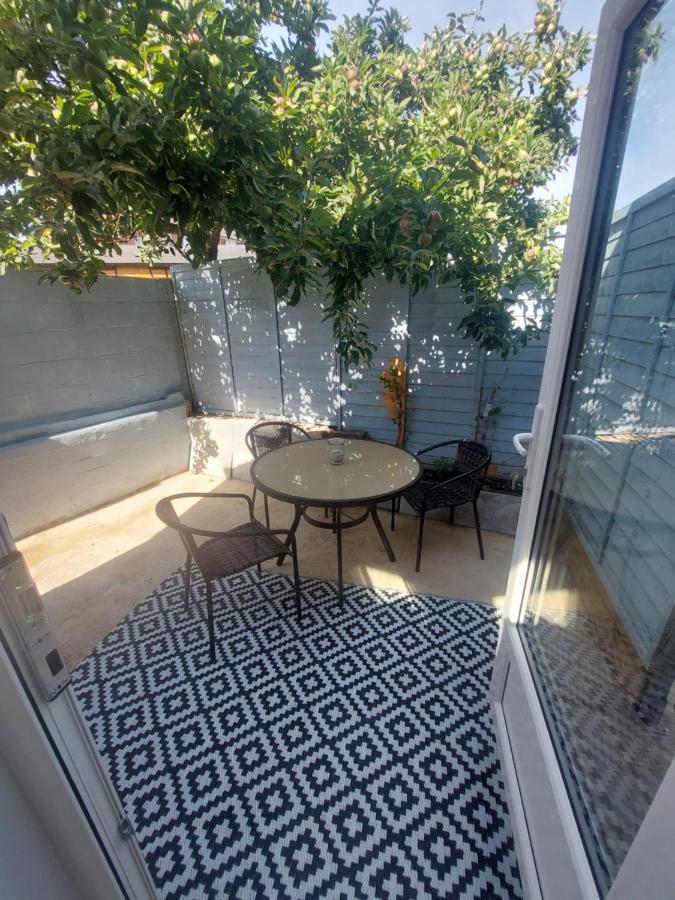 New, Stylish Studio Flat With Private Patio And Free On-Street Parking Check Out At 11Am ボーンマス エクステリア 写真