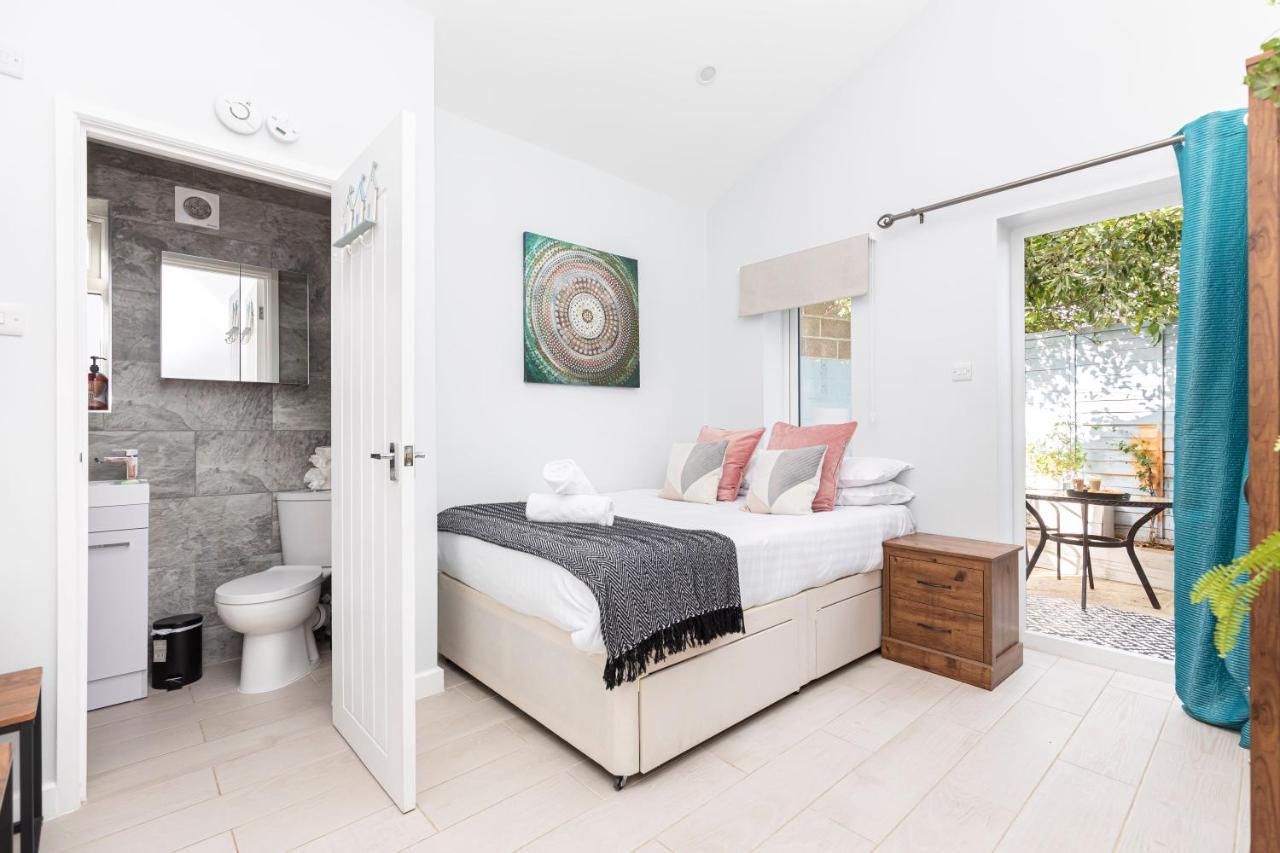 New, Stylish Studio Flat With Private Patio And Free On-Street Parking Check Out At 11Am ボーンマス エクステリア 写真