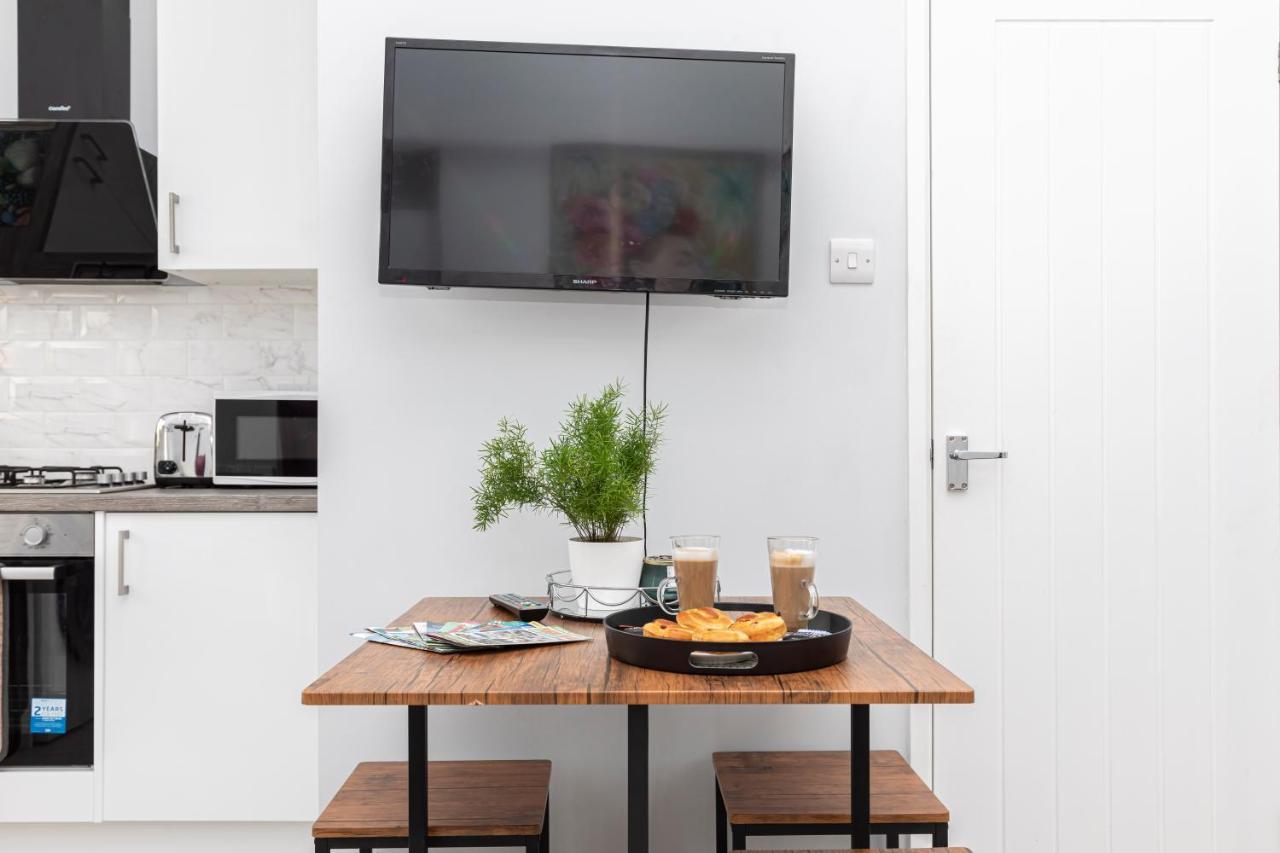 New, Stylish Studio Flat With Private Patio And Free On-Street Parking Check Out At 11Am ボーンマス エクステリア 写真