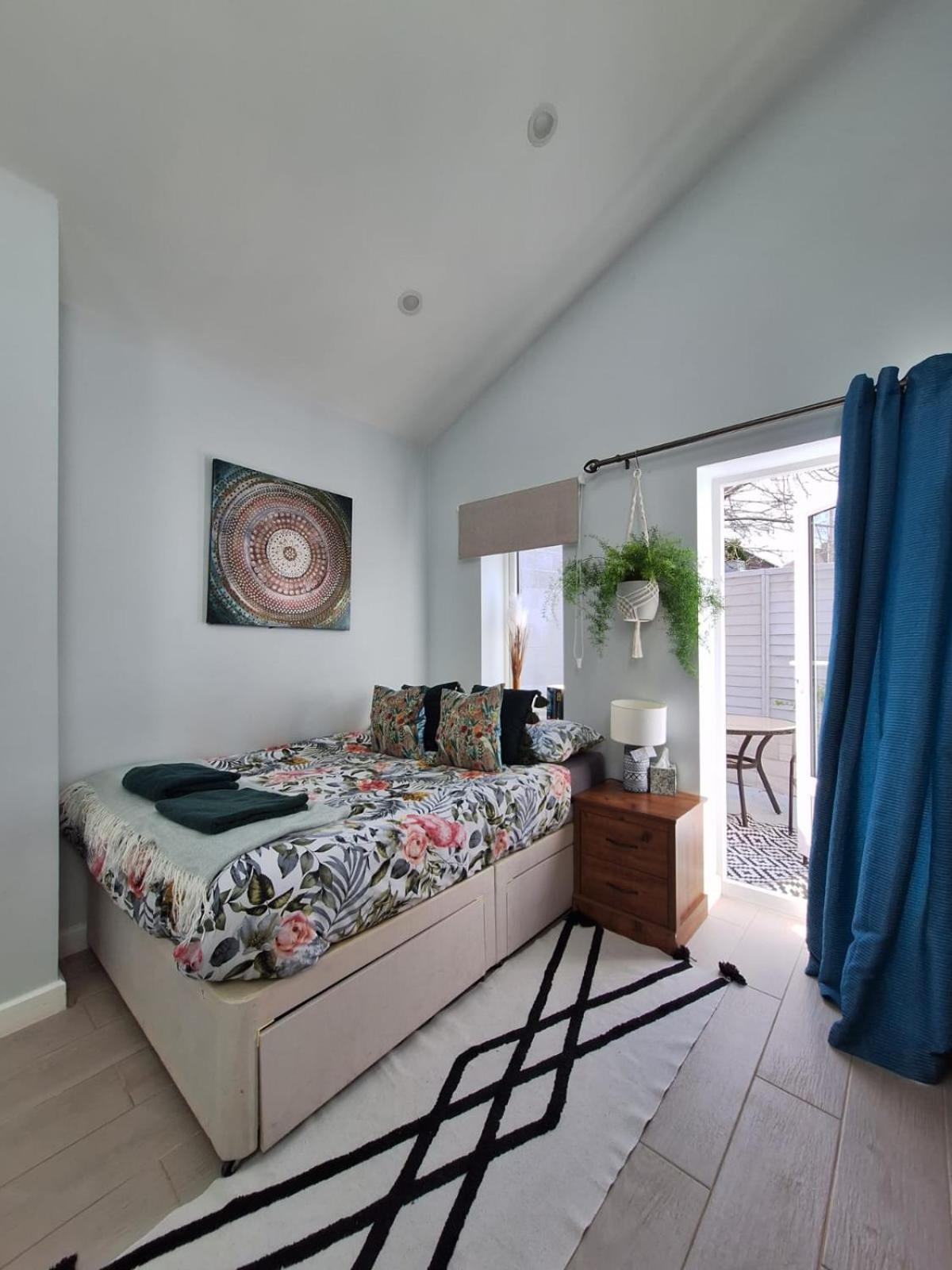 New, Stylish Studio Flat With Private Patio And Free On-Street Parking Check Out At 11Am ボーンマス エクステリア 写真