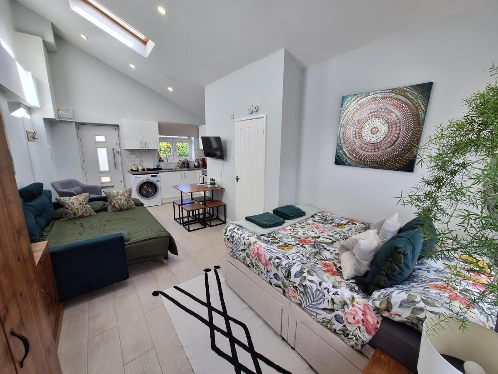 New, Stylish Studio Flat With Private Patio And Free On-Street Parking Check Out At 11Am ボーンマス エクステリア 写真