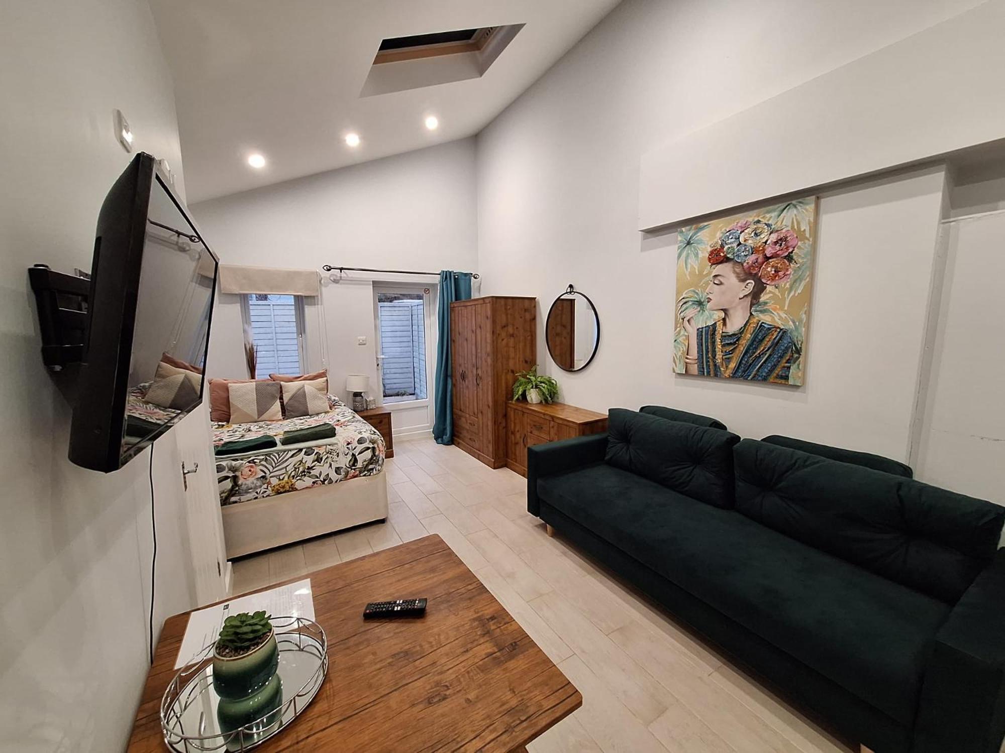 New, Stylish Studio Flat With Private Patio And Free On-Street Parking Check Out At 11Am ボーンマス エクステリア 写真
