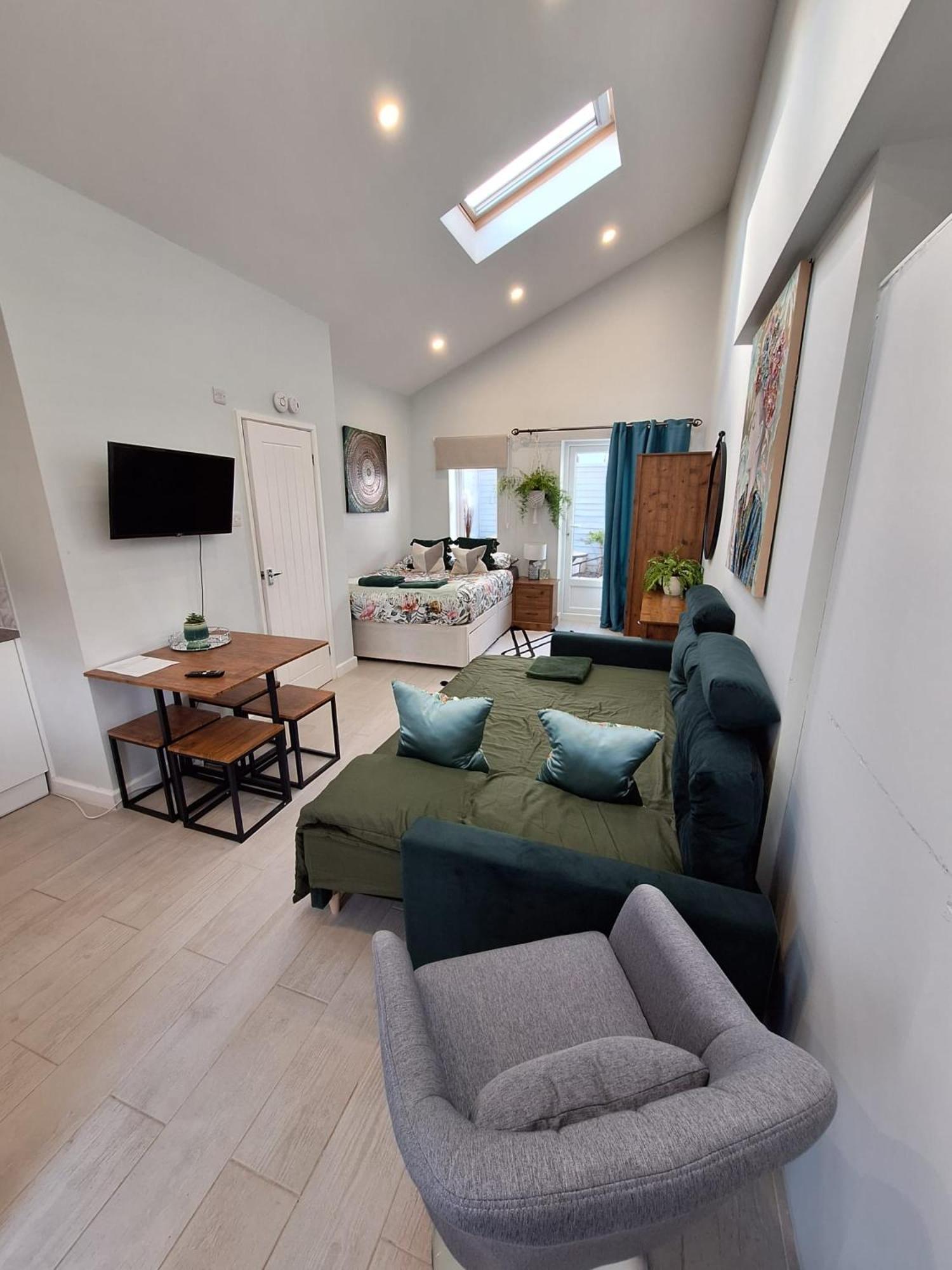New, Stylish Studio Flat With Private Patio And Free On-Street Parking Check Out At 11Am ボーンマス エクステリア 写真