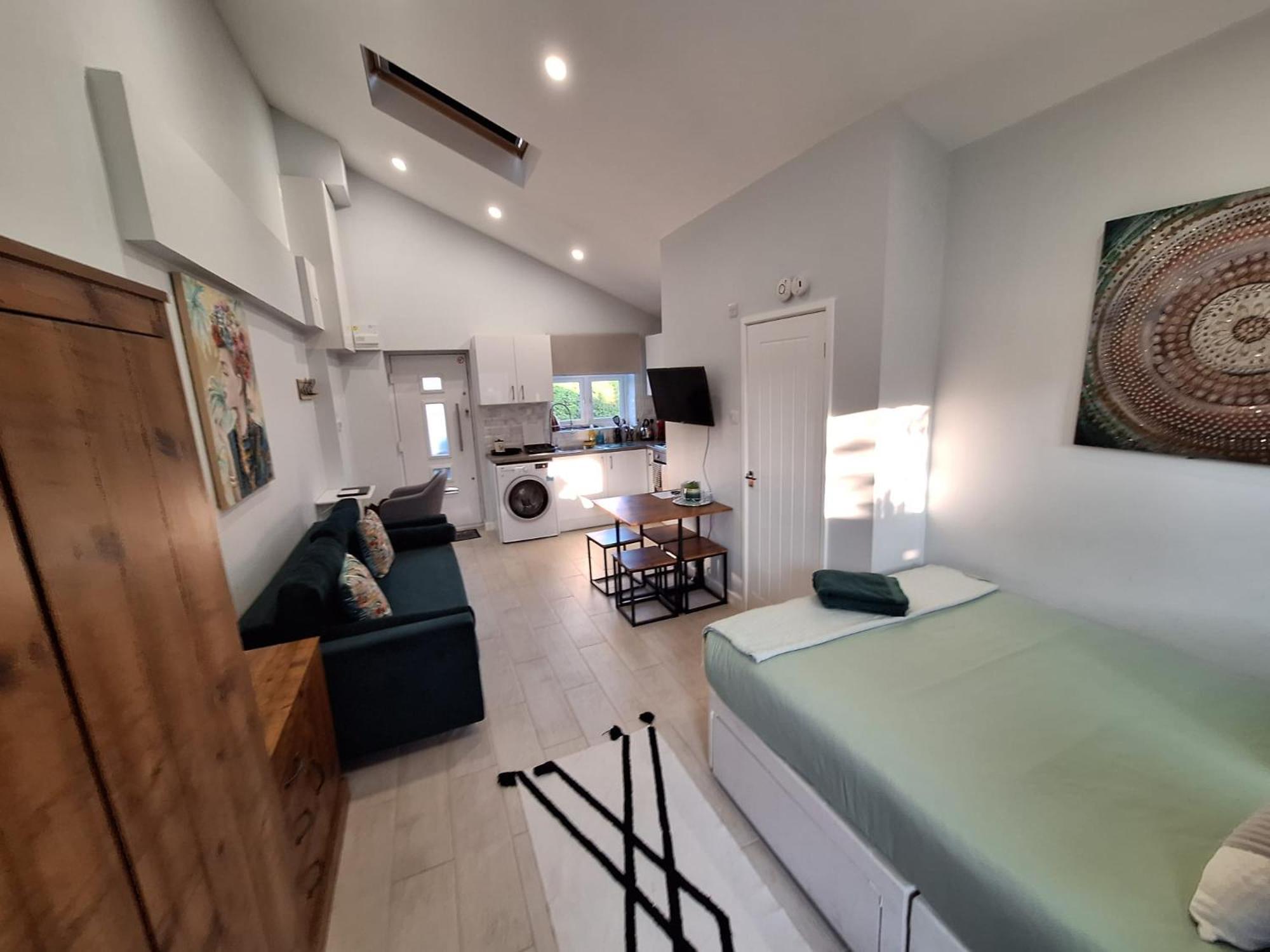 New, Stylish Studio Flat With Private Patio And Free On-Street Parking Check Out At 11Am ボーンマス エクステリア 写真