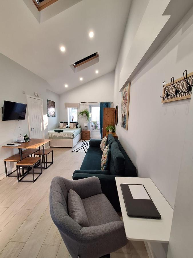 New, Stylish Studio Flat With Private Patio And Free On-Street Parking Check Out At 11Am ボーンマス エクステリア 写真