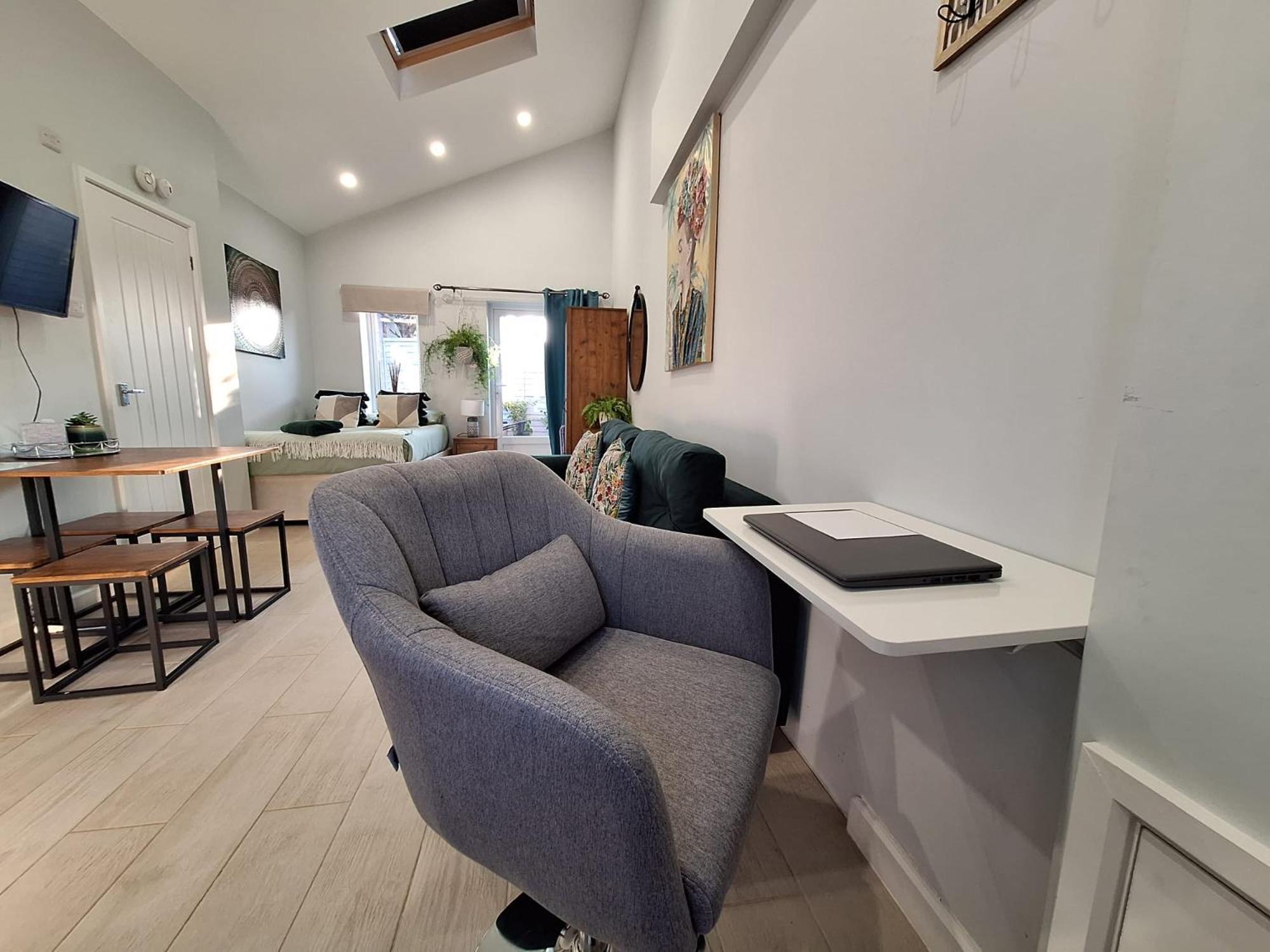 New, Stylish Studio Flat With Private Patio And Free On-Street Parking Check Out At 11Am ボーンマス エクステリア 写真