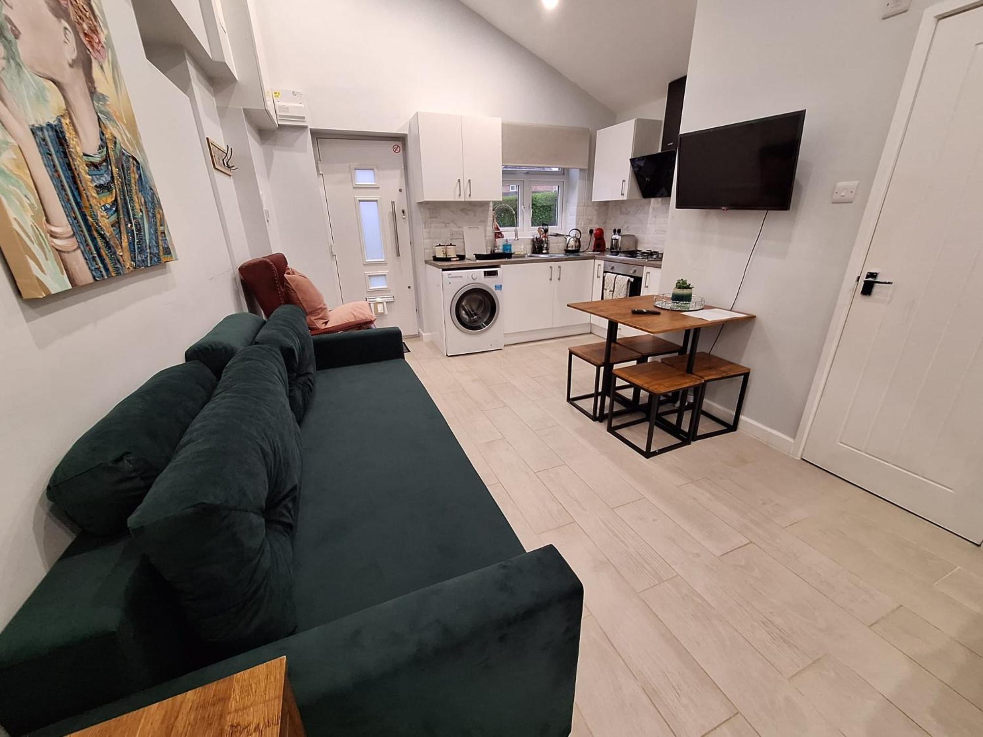 New, Stylish Studio Flat With Private Patio And Free On-Street Parking Check Out At 11Am ボーンマス 部屋 写真